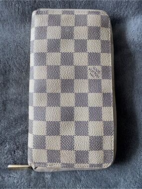 Checkered Louis V Inspired Zip-Around Wallet in Cream and Gray